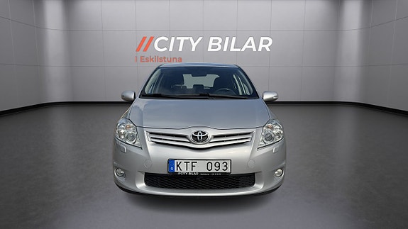Toyota Auris 2 of 17