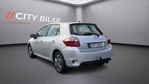 Toyota Auris 7 of 17