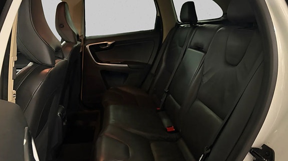 Volvo XC60 13 of 16