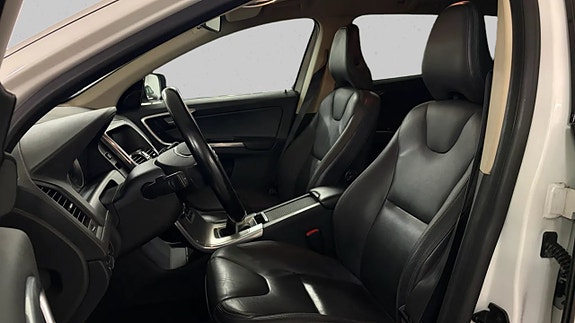 Volvo XC60 11 of 16
