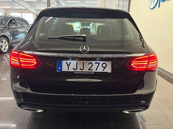 Mercedes-Benz C400 7 of 29