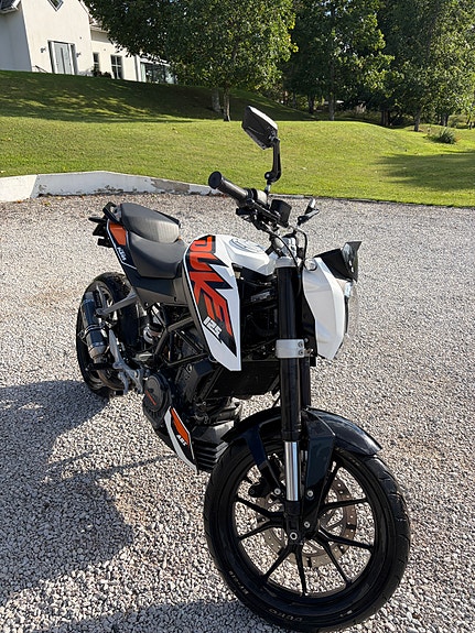 KTM 125 Duke 2 of 5