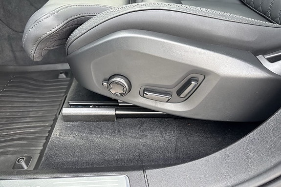 Volvo XC90 16 of 25