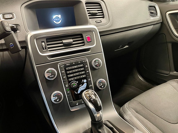 Volvo V60 Cross Country 11 of 23