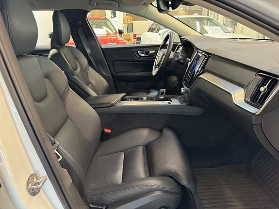 Volvo V60 Cross Country 7 of 19