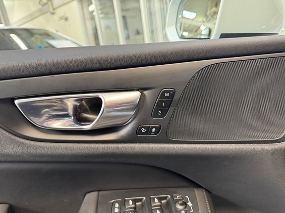 Volvo V60 Cross Country 12 of 19