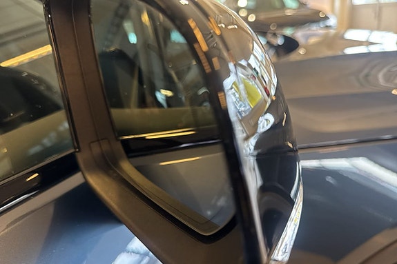 Volvo EX40 13 of 28