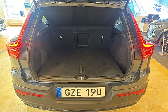 Volvo EX40 18 of 28