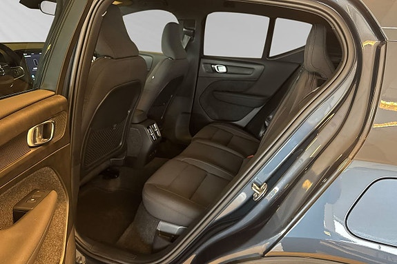 Volvo EX40 8 of 28