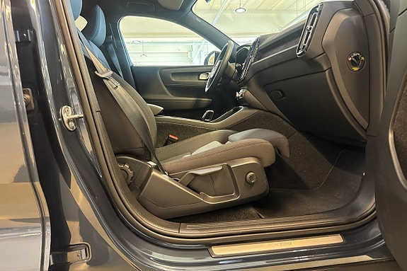 Volvo EX40 14 of 28