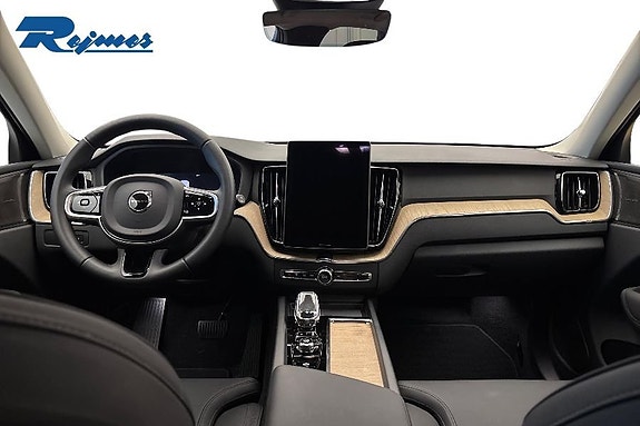 Volvo XC60 2 of 26