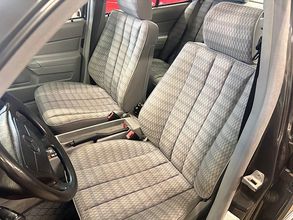 Mercedes-Benz 190 E 8 of 26