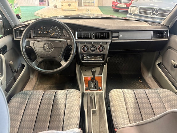 Mercedes-Benz 190 E 10 of 26