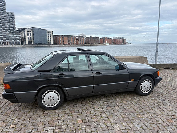 Mercedes-Benz 190 E 18 of 26