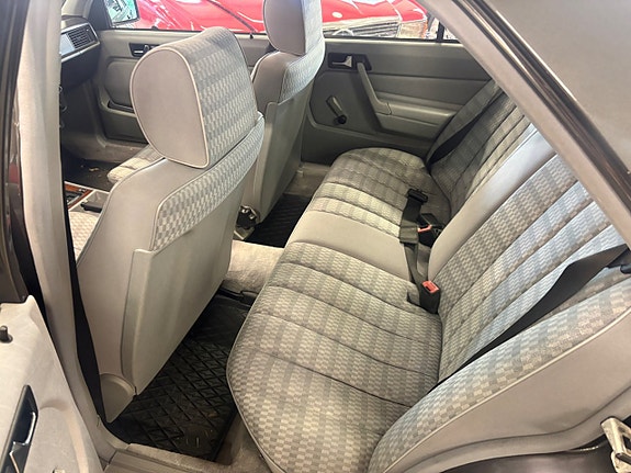 Mercedes-Benz 190 E 9 of 26