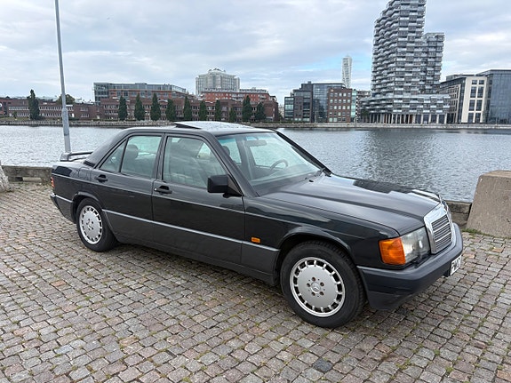 Mercedes-Benz 190 E 17 of 26