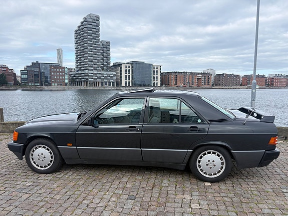 Mercedes-Benz 190 E 23 of 26