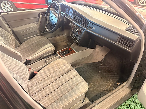 Mercedes-Benz 190 E 12 of 26