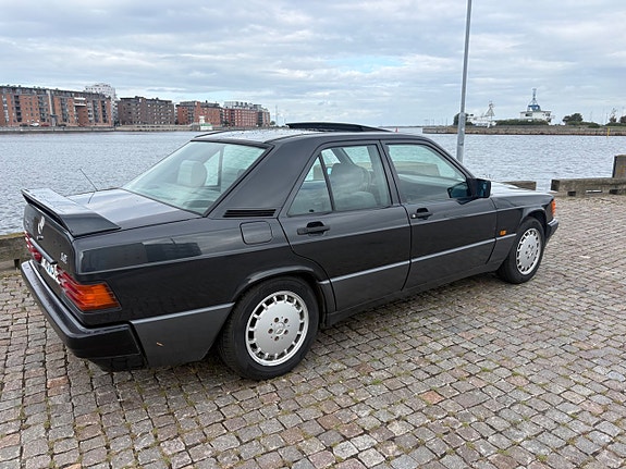 Mercedes-Benz 190 E 19 of 26
