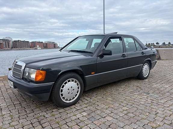 Mercedes-Benz 190 E 21 of 26