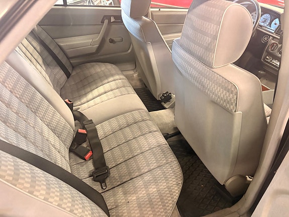 Mercedes-Benz 190 E 16 of 26