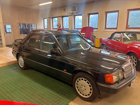 Mercedes-Benz 190 E 11 of 26