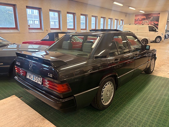 Mercedes-Benz 190 E 13 of 26