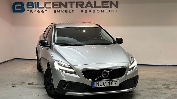 Volvo V40 Cross Country 2 of 18
