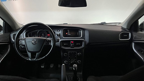Volvo V40 Cross Country 9 of 18