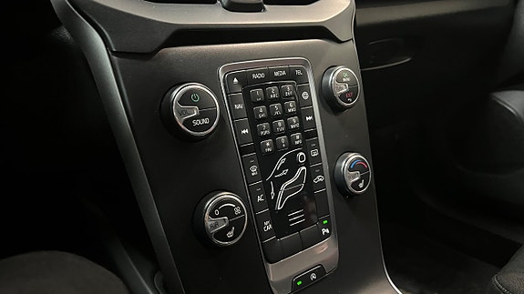Volvo V40 Cross Country 14 of 18