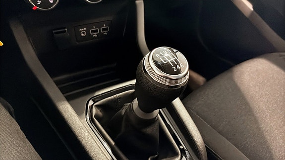 Renault Clio 22 of 22