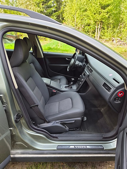 Volvo V70 3 of 5