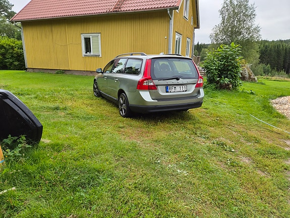 Volvo V70 2 of 5