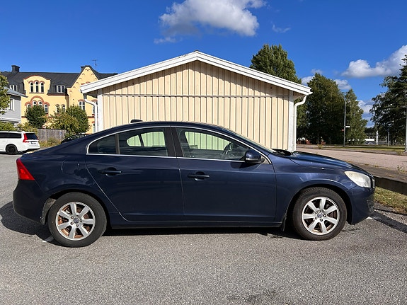 Volvo S60 2 of 7
