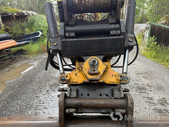 Grävmaskin New Holland E 215B med tillbehör 23 of 27