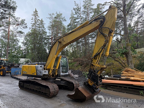 Grävmaskin New Holland E 215B med tillbehör 3 of 27