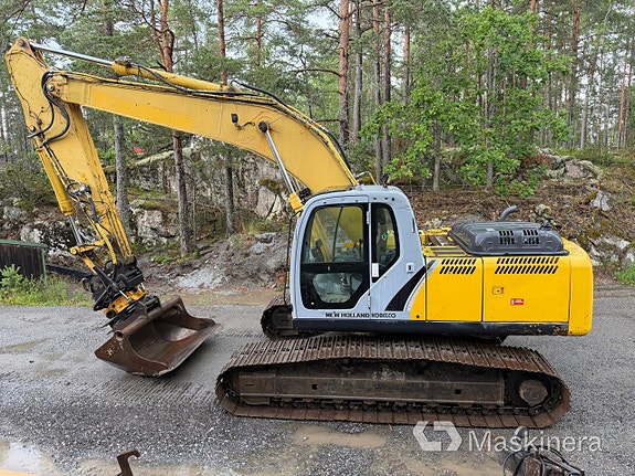 Grävmaskin New Holland E 215B med tillbehör 8 of 27