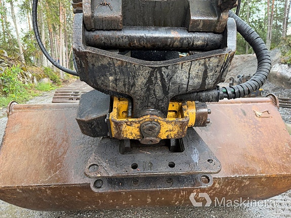 Grävmaskin New Holland E 215B med tillbehör 15 of 27