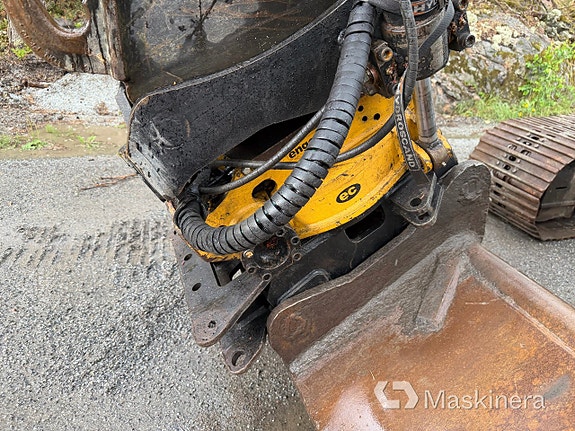 Grävmaskin New Holland E 215B med tillbehör 16 of 27