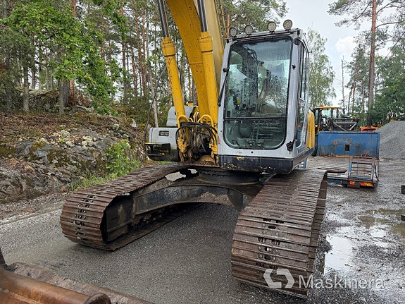 Grävmaskin New Holland E 215B med tillbehör 9 of 27