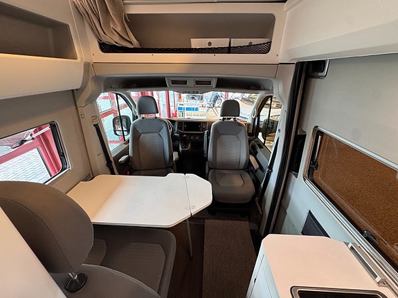 Volkswagen Grand California 680 / Solcell / Dieselvärme 7 of 12