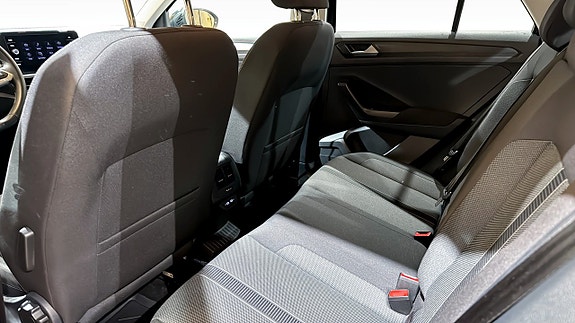 Volkswagen T-Roc 11 of 19