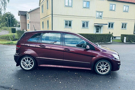 Mercedes-Benz B200 2 of 12