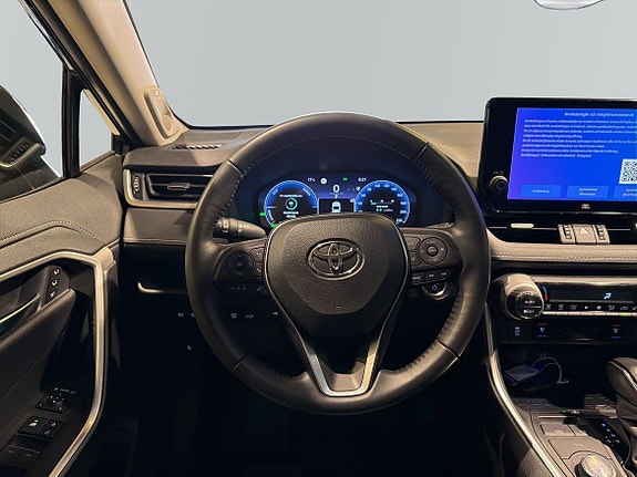 Toyota RAV4 9 of 15