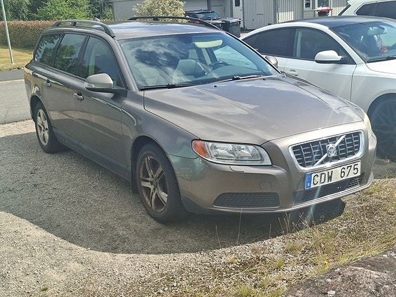 Volvo V70 2 of 5