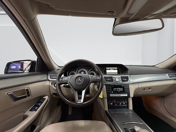 Mercedes-Benz E220 12 of 16