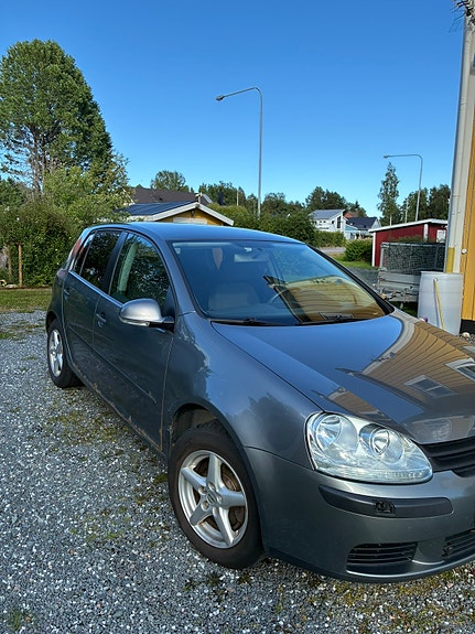 Volkswagen Golf V 2 of 13