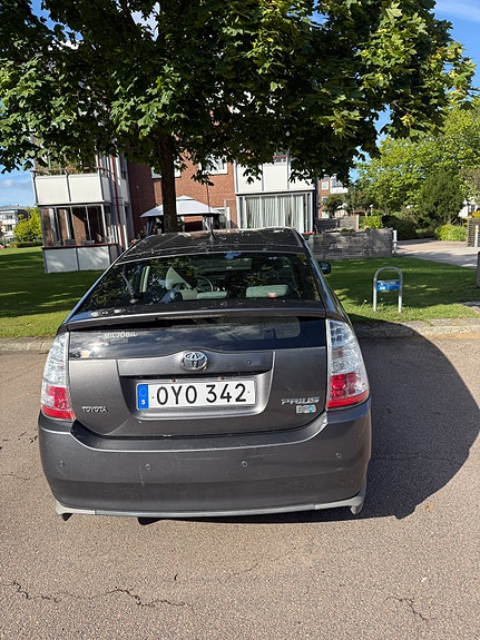 Toyota Prius 4 of 4