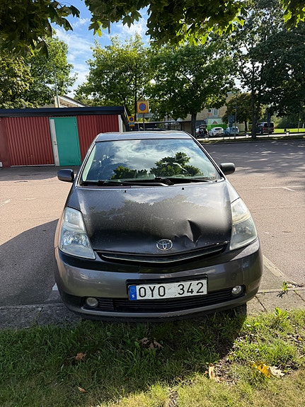 Toyota Prius 3 of 4