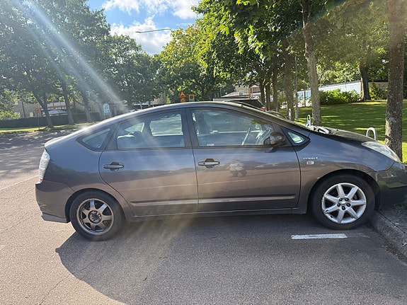 Toyota Prius 2 of 4